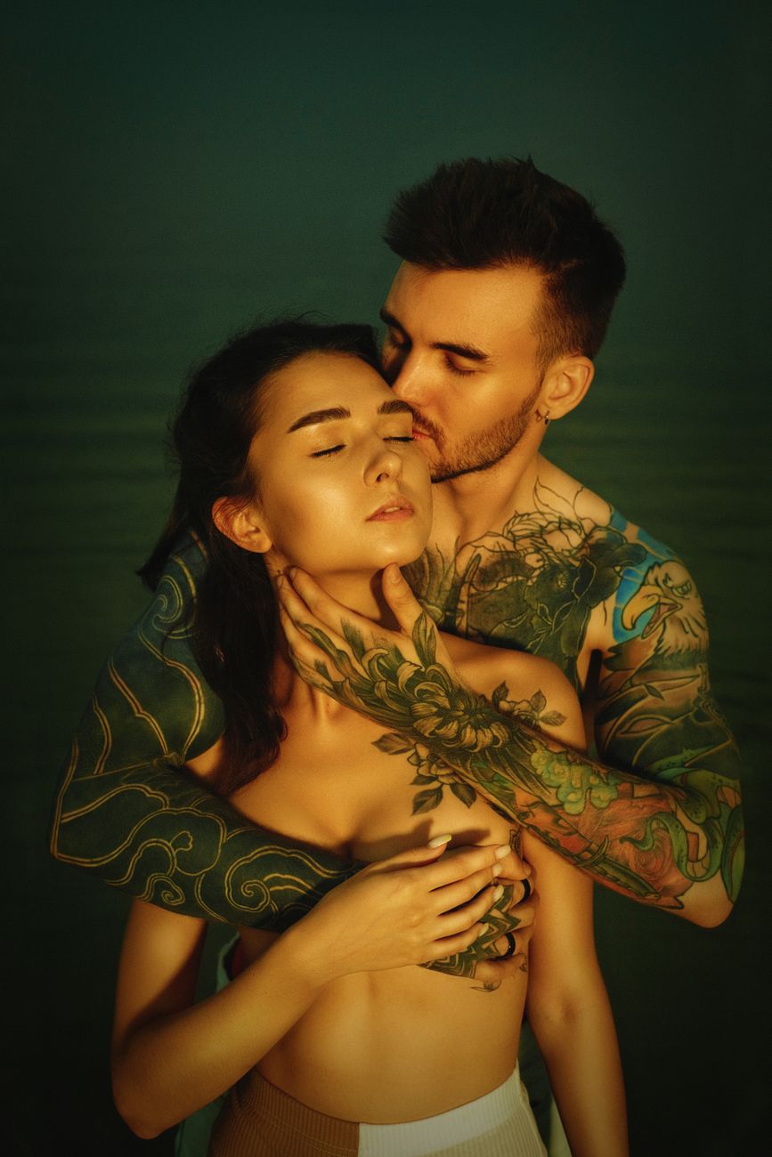 Casal abraçado