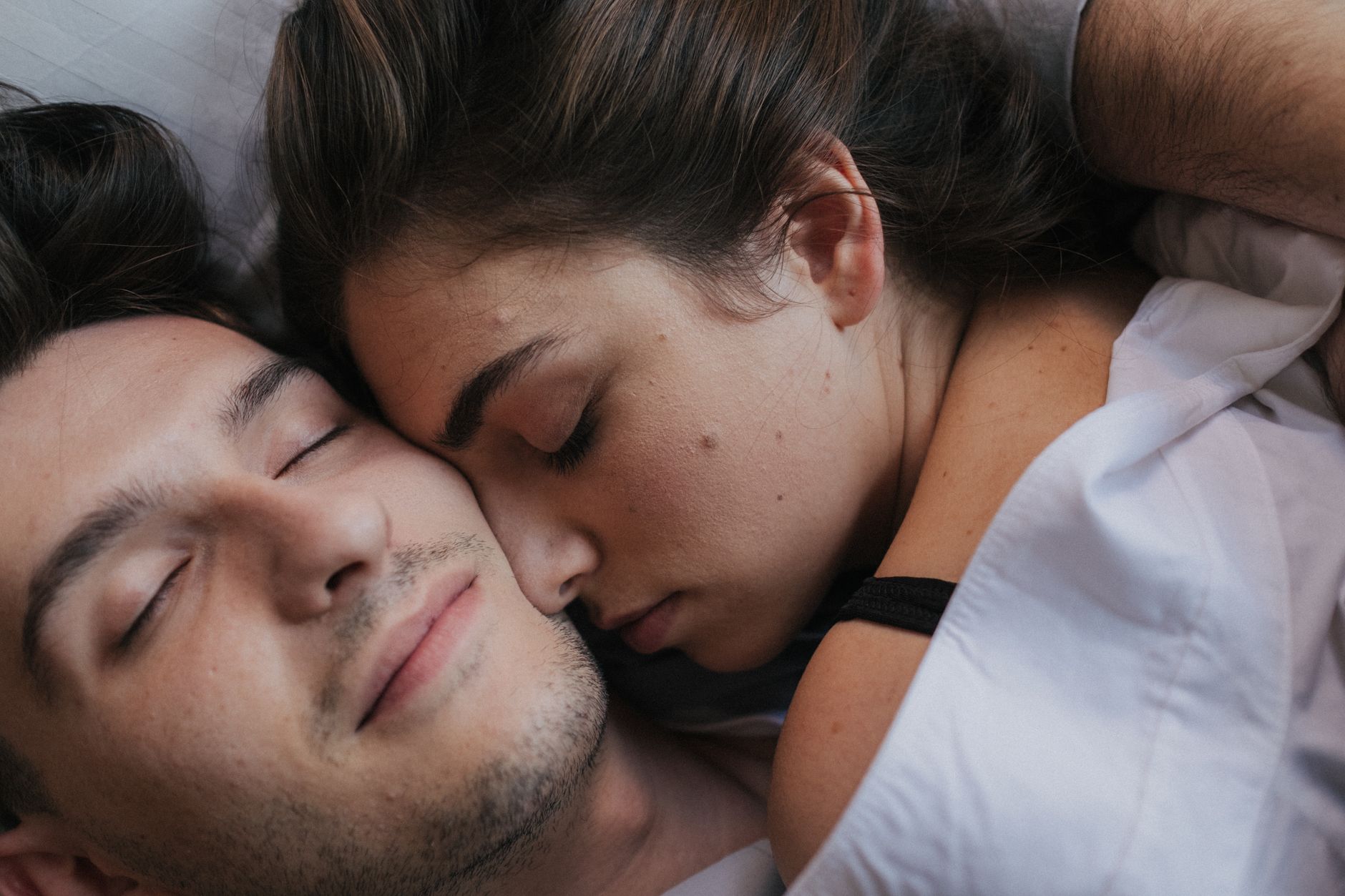 Casal abraçado