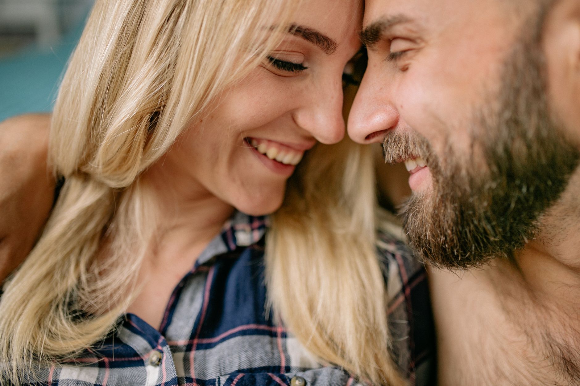 Casal abraçado