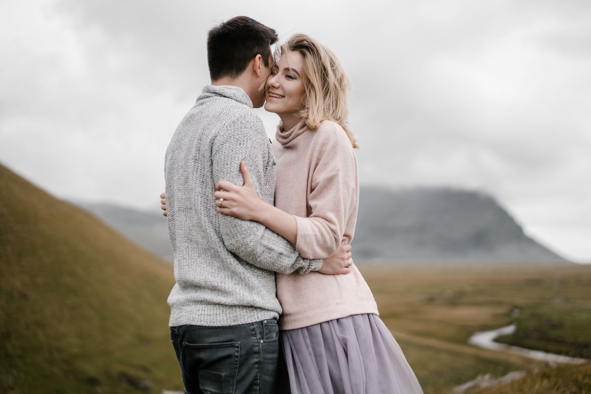 Casal abraçado